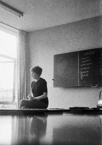 845239 Afbeelding van een leerkracht in een klas van de IVO-school P.F. van Overbeekeschool (Barnsteenlaan 6) te Utrecht.